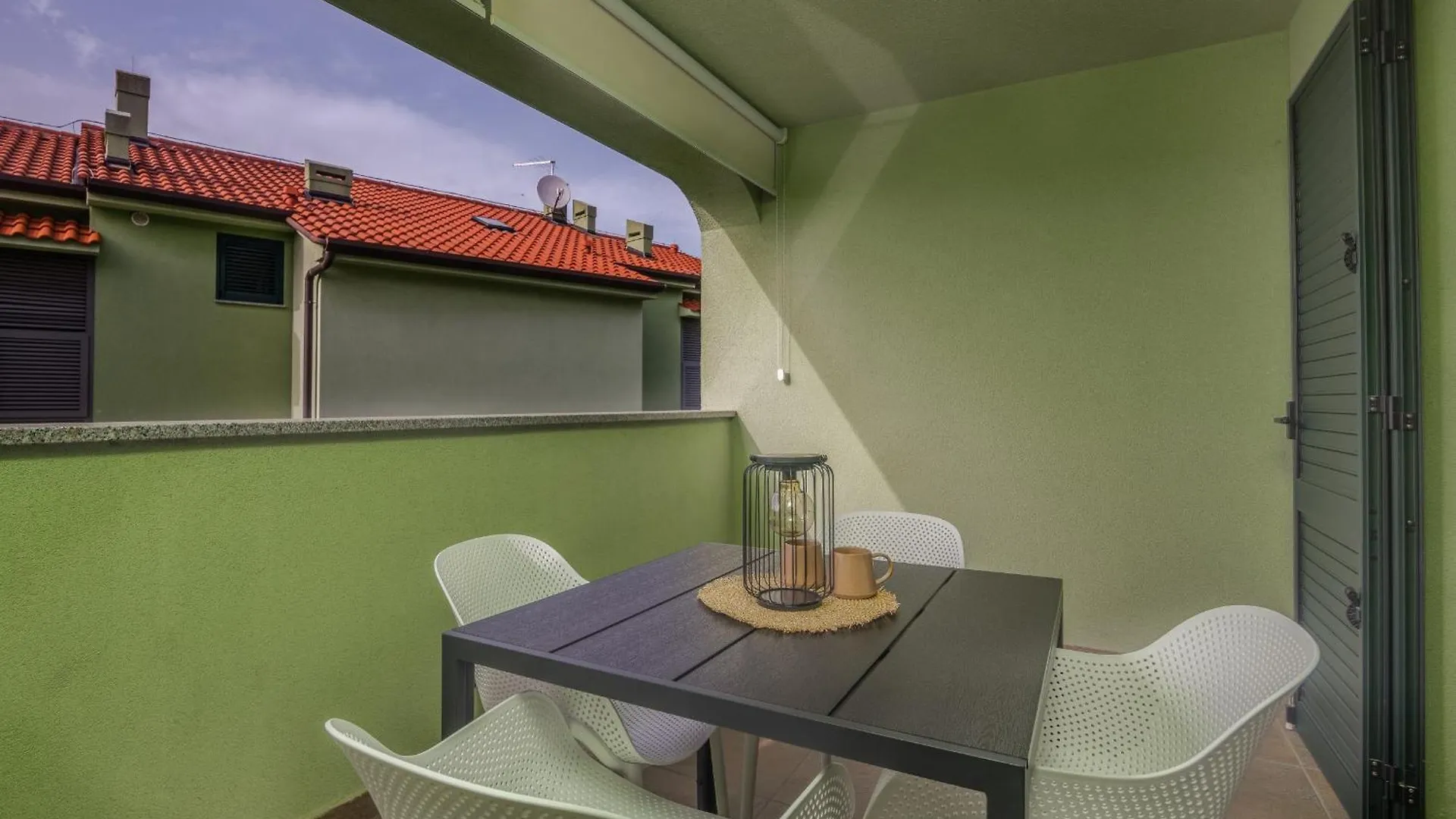 Apartments Navis Near The Sea Vantacici