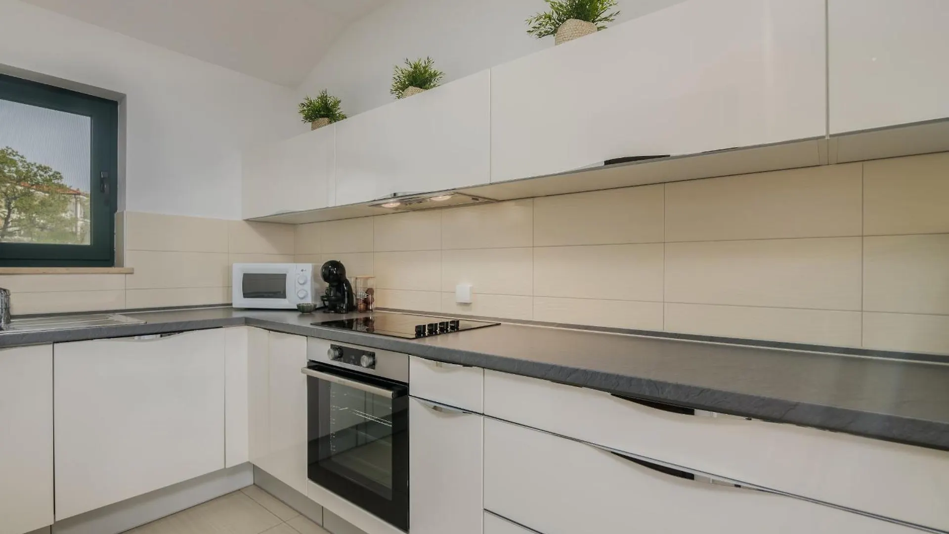 Apartments Navis Near The Sea Vantacici