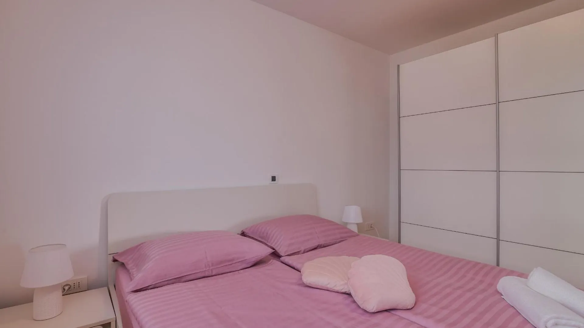 Apartments Navis Near The Sea Vantacici
