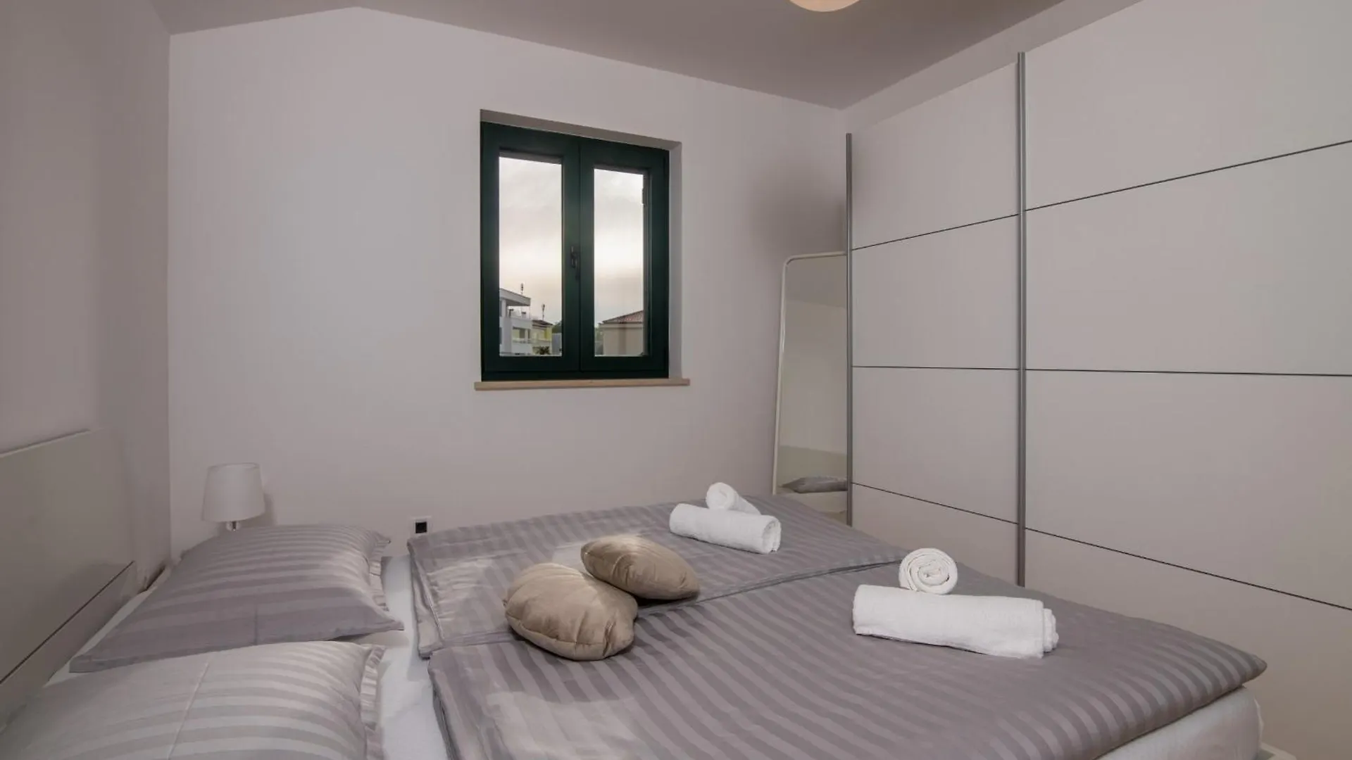 Apartments Navis Near The Sea Vantacici