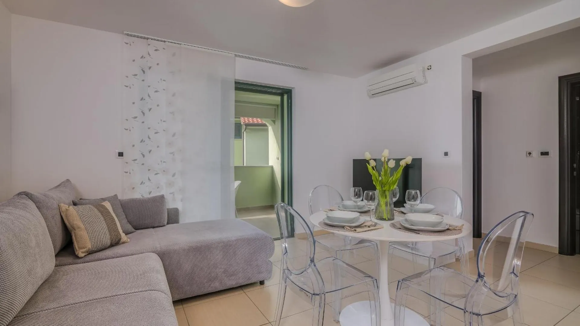 Apartments Navis Near The Sea Vantacici